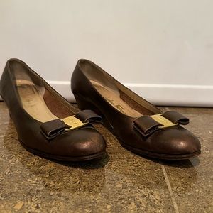 Authentic Salvatore Ferragmo Women’s brown pump with gold ribbon size 6.5